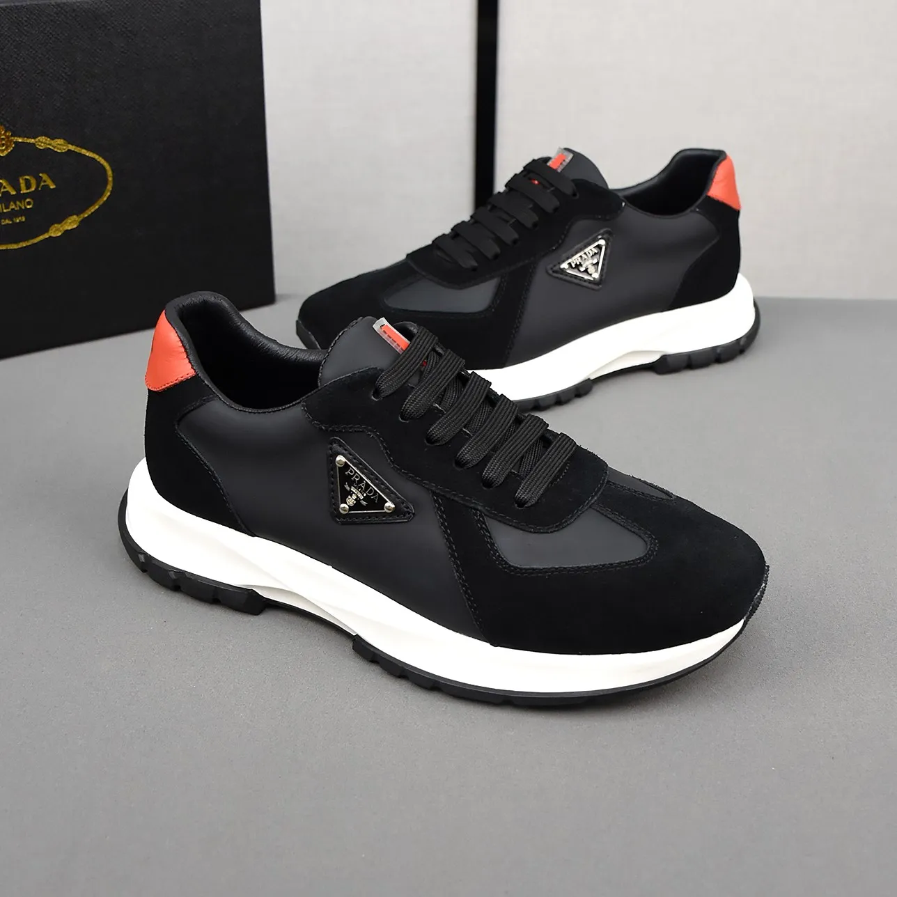 PP500👟👟👟【PRADA】The upper is made of first-layer cowhide, sheepskin lining, and ultra-light soft elastic PU outsole. Men's size 38-44 (just choose according to your usual wearing size).